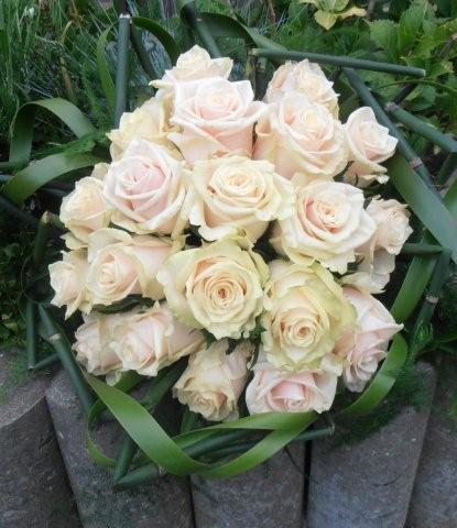 trouwarrangement bruidsboeket rozen pastel De Bloemendijk