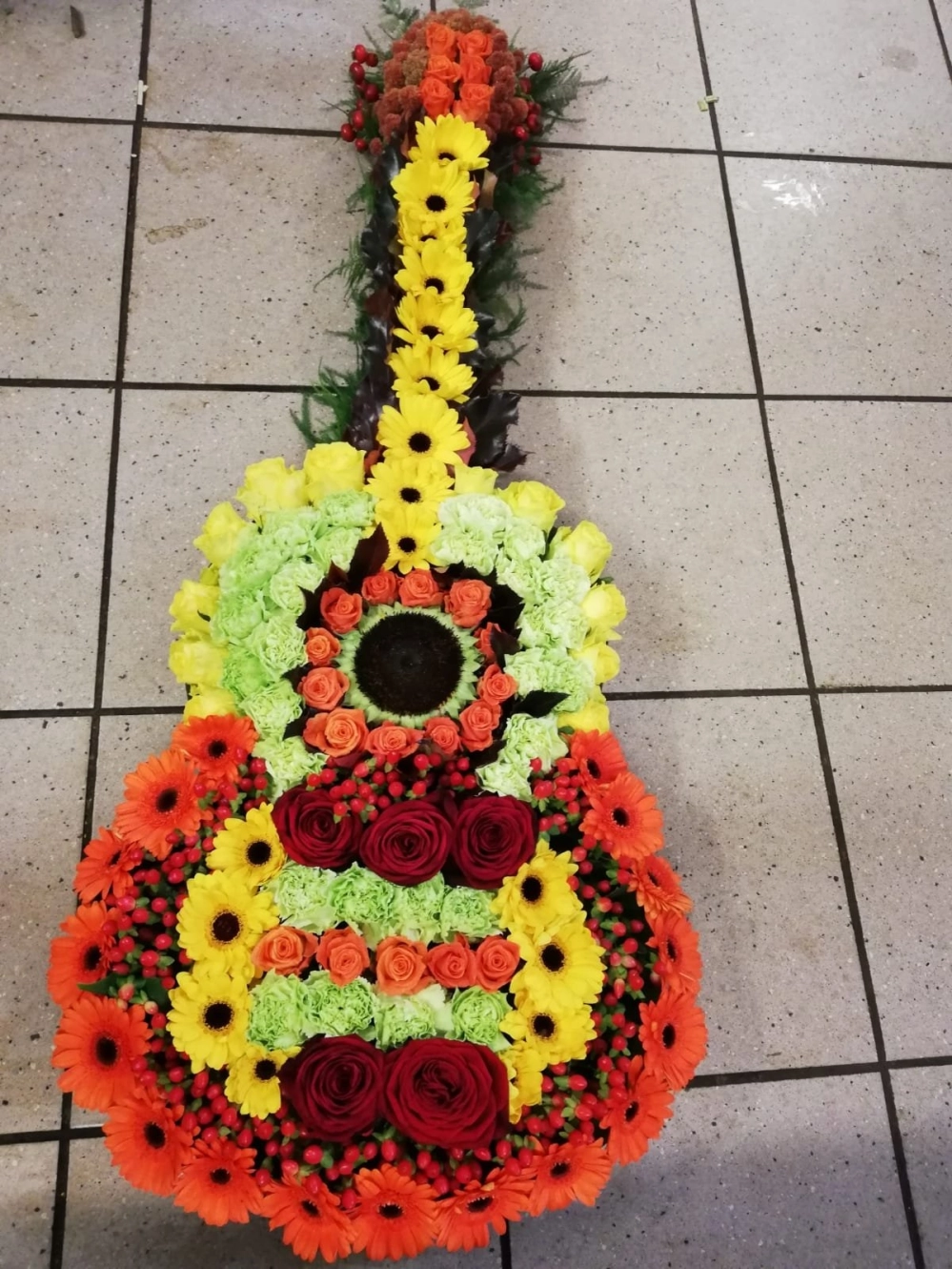 bloemstuk-gitaar-muziek-kleurrijk