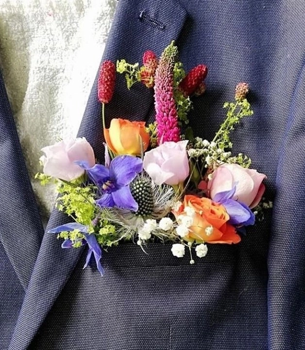 bruiloft-bruidspaar-corsage-veld