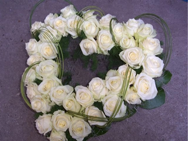 rouwbloemstuk-hart-wit-rozen